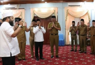 Wali Kota Bengkulu Helmi Hasan Sedang Memperagakan Salam Hidayah