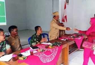 Cara Unik Kades Pantirejo Pekalongan Memotivasi Warganya Rajin Datang Awal Ke Balai Desa