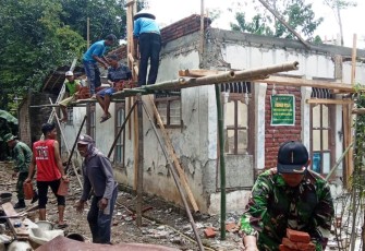 Kerja Keras TNI dan Warga Demi Sempurnanya Rumah Suwarni