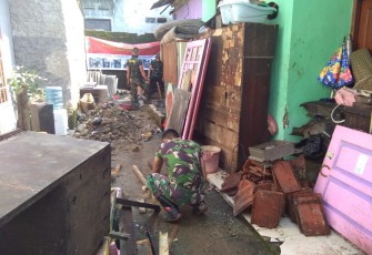 Hari Ke Dua Satgas TMMD Merehab Rumah Nona Rita