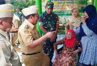Mbah Karyi Dapat Kursi Roda Dari Bupati Pekalongan