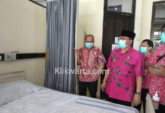 Plt Walikota Blitar Santoso saat meninjau ruang khusus perawatan pasien terjangkit virus korona di RSD Mardi Waluyo Kota Blitar 
