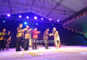 Bupati Rijanto (dua dari kanan) menyerahkan pusaka kepada pemeran tokoh Sri Kresna