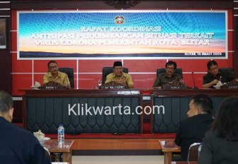 Plt Walikota Blitar Santoso (tiga dari kanan) saat memimpin Rakor Antisipasi Wabah Covid-19 