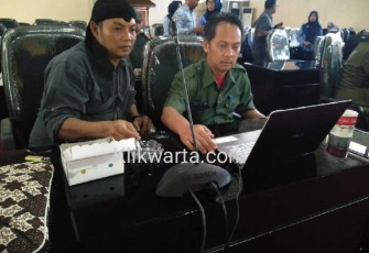 Ketua DPRD Kota Blitar dr. Syahrul Alim (kanan) saat mengisi data kependudukan di Sensus Penduduk Online