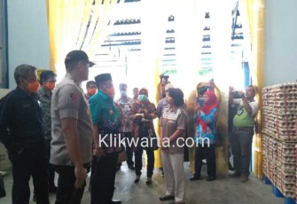 Plt Walikota Blitar Santoso (pakai songkok) saat meninjau ketersediaan Telur
