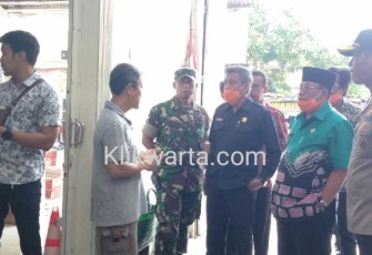 Wakil Ketua DPRD Kota Blitar Agus Zunaidi (baju warna hitam) saat sidak stok kebutuhan pokok di sejumlah grosir