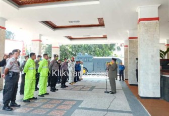 Plt Walikota Blitar Santoso saat memimpin apel aksi penyemprotan disinfektan 