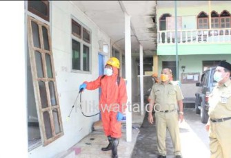 Aksi Penyemprotan Disinfektan di Salah Satu Ponpes di Kecamatan Wonodadi 