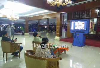 Bupati Rijanto (duduk bagian tengah) saat berkomunikasi dengan Camat se- kabupaten Blitar Soal Penanganan Covid-19 