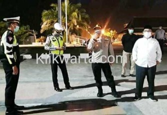 Bupati Blitar Rijanto (baju putih) didampingi jajaran kepolisian dan OPD terkait saat Physical Distancing di Sejumlah Poros Jalan