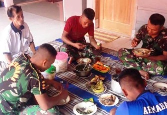 Makan bersama di rumah bapak asuh
