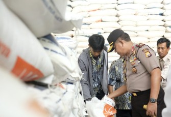Kapolda Bengkulus saat cek ketersediaan pangan di Gudang Bulog