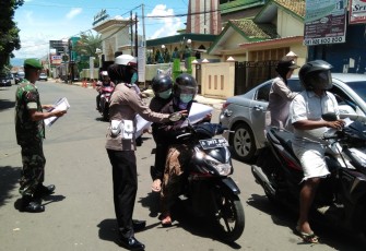Polres Batang Bagikan Selebaran Kepada Pengendara