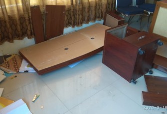 Mobiler dalam ruangan bendahara tampak rusak pasca kejadian