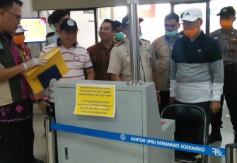 Gubernur Rohidin saat lakukan sidak di Bandara Fatmawati