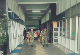 Danramil 02/Banjarsari dan Anggota Semprot Disinfektan Cegah Virus Covid-19