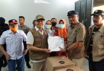 Gubernur Rohidin Serahkan 200 Unit APD ke RS Kota Bengkulu