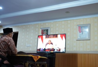 Gubernur Rohidin saat mendengarkan Arahan Presiden RI Soal Corona