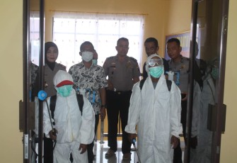 Polres dan Dinkes Batu Bara Semprotkan Disinfektan
