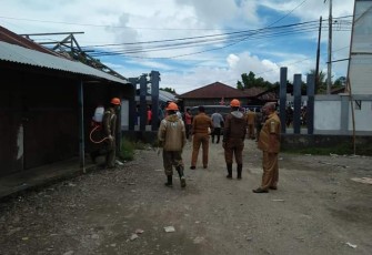 Penyemprotan Cairan Disinfektan di Pasar Rakyat Kota Piru SBB