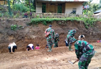 Satgas TMMD 107 Kodim 0207/Sml Mampu Kalahkan Panasnya Terik Matahari