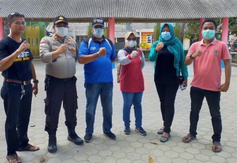 Kepala Desa Sebong Lagoi Lakukan Penyemprotan Disinfektan