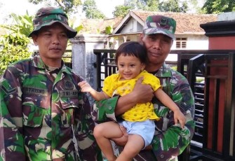 TNI Terus Jalin Keakraban Dengan Warga Desa Sasaran TMMD
