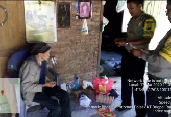Bhabinkamtibmas Sigap Jemput Nenek Sakit Diantar Berobat