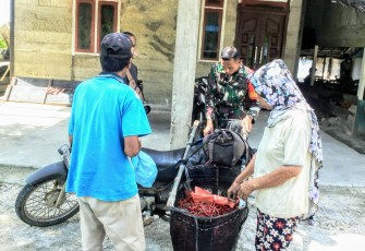Babinsa Koramil 03/Teupah Selatan Kodim 0115/Simeulue Serda Supriyadi sedang melaksanakan komsos di Desa Binaannya.