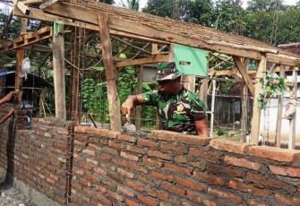 Rehab RTLH TMMD Reguler Pekalongan Milik Sudarso, Pemasangan Dinding Bata