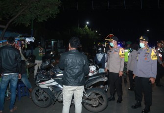 Giatkan Patroli Malam Ingatkan Warga untuk Tidak Berkerumun