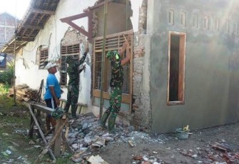 Rehab Rumah Wiwik Dipacu Anggota Satgas TMMD Reguler Pekalongan