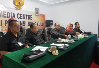 Anggota BAwaslu Provinsi Bengkulu Saat Mendengarkan Video Conference Dari Bawaslu RI 