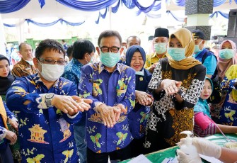 Bupati Kepahiang Hidayattullah Sjahid Memperagakan Cara Mencuci Tangan Yang Baik dan Benar 
