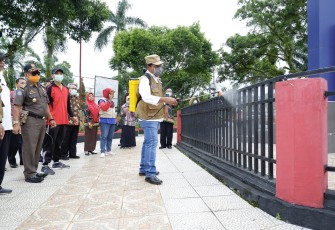 Bupati Bengkulu Utara Mian Melakukan Penyemprotan Disinfektan 