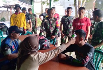 Suhu Tubuh Personel Satgas TMMD Diperiksa