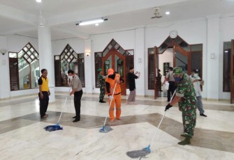 Muspika Cipayung Sterilisasi Fasum di Masjid Al Falah