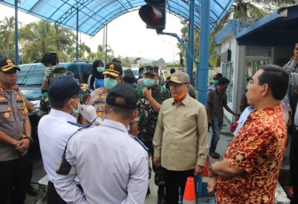 Kapolda Bengkulu saat bersama Gubernur meninjau perbatasan Bengkulu-Sumsel