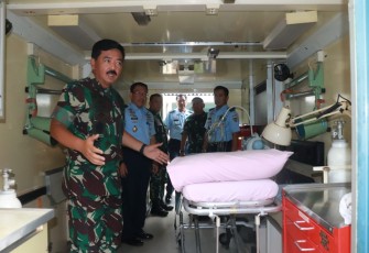 Panglima TNI Tinjau Kontainer Medik Udara TNI AU dan Unit Bedah Lapangan