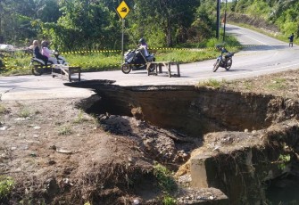 Tampak kondisi jalan lintas Singkil-Subulusalam Kabupaten Aceh Singkil Provinsi Aceh yang amblas.