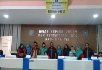 Kepala Dinas Kependudukan dan Pencatatan Sipil Kota Bengkulu Sudarto Saat Melakukan Kunjungan di Dukcapil Halmahera Selatan 