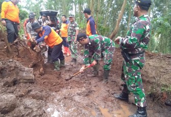 TNI-Polri Serta BPBD Bantu Masyarakat Evakuasi Material Longsor Tutupi Jalan di Dua Lokasi