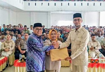  Bupati Simeulue H. Erli Hasim SH S.Ag M.I.Kom bersama dengan Direktur Pembiayaan Kementerian Pertanian Republik Indonesia Ir. Indah Megawati MP dan Anggota Komisi IV DPRRI Asal Aceh Ir. T. A Chalid MM. (Foto : Humas Simeulue)