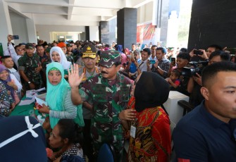 Panglima TNI didampingi Kapolri saat menyapa warga Batam