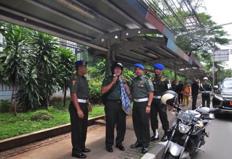 Pomdam Jaya Bagi-Bagi Helm Dalam Razia