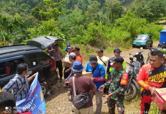 PWI dan Polres Kaur Salurkan Bantuan ke Korban Tanah Turun di Air Palawan