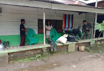 Satgas TMMD Bantu Orang Tua Asuh Bersihkan Pekarangan Rumah