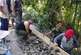 Jiwa Korsa Tumbuh Antara Satgas TMMD Kodim 0207/SML dengan Warga