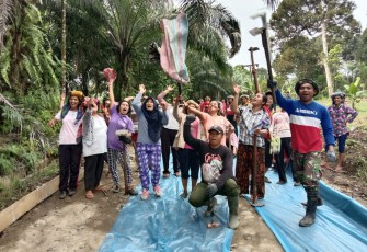 Semangat Emak-Emak di Lokasi TMMD Simalungun